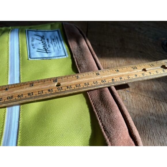 Herschel Tech Sleeve - Green - leather bottom - Picture 7 of 8